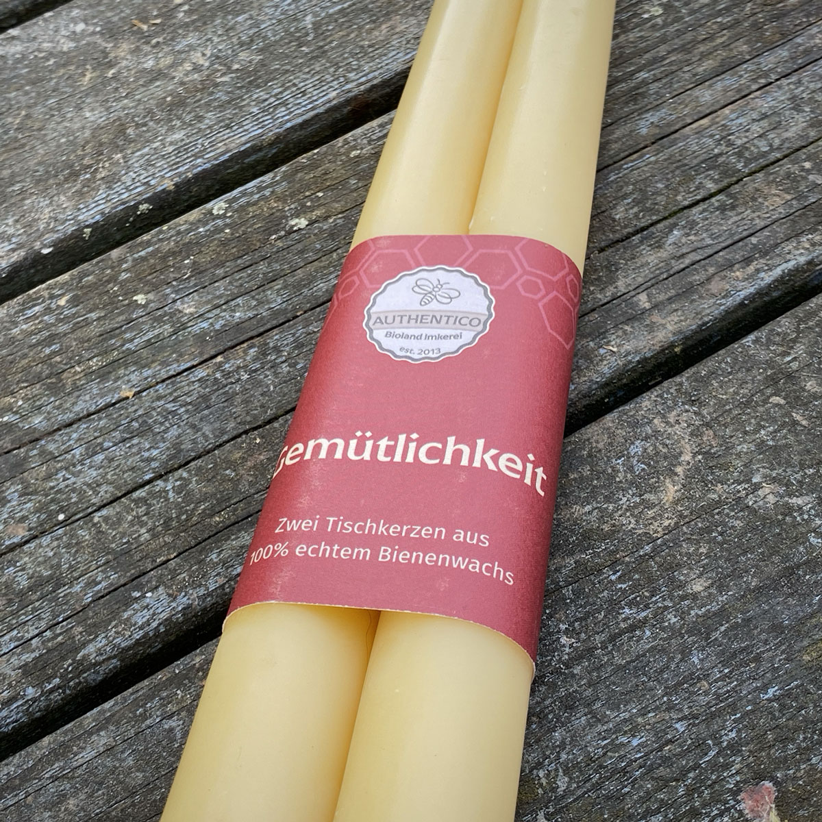 Gemütlichkeit – handgezogene Tischkerzen aus reinem Bienenwachs (Paar)