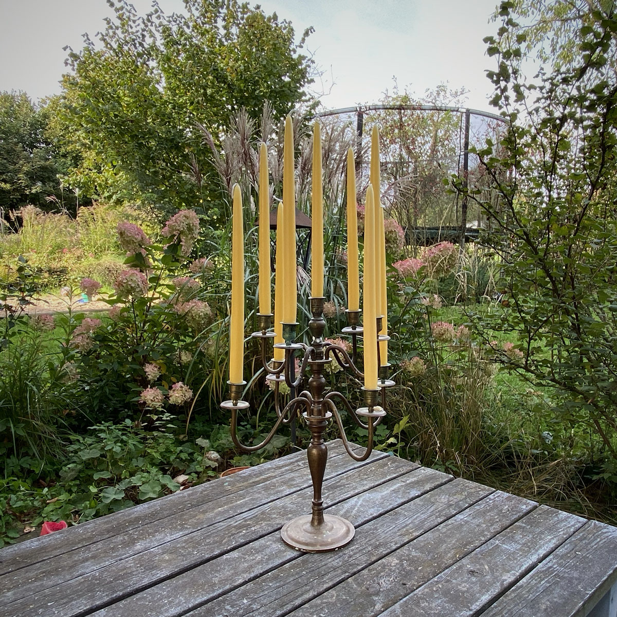 Gemütlichkeit – handgezogene Tischkerzen aus reinem Bienenwachs (Paar)